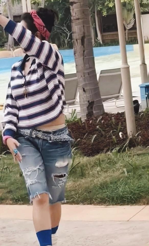 10亿身家的张柏芝，在三亚因为“腰间赘肉”上了热搜。照片里她