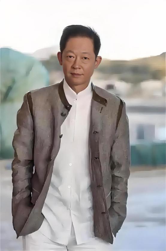 王志文有这样一段台词：“会送礼、会求人的人，改变命运都非常简单，什么都靠自己，不