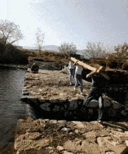 为什么第一个人可以过，第二个反而掉下去了呢？按理来说第二个人是最轻松的才对啊。