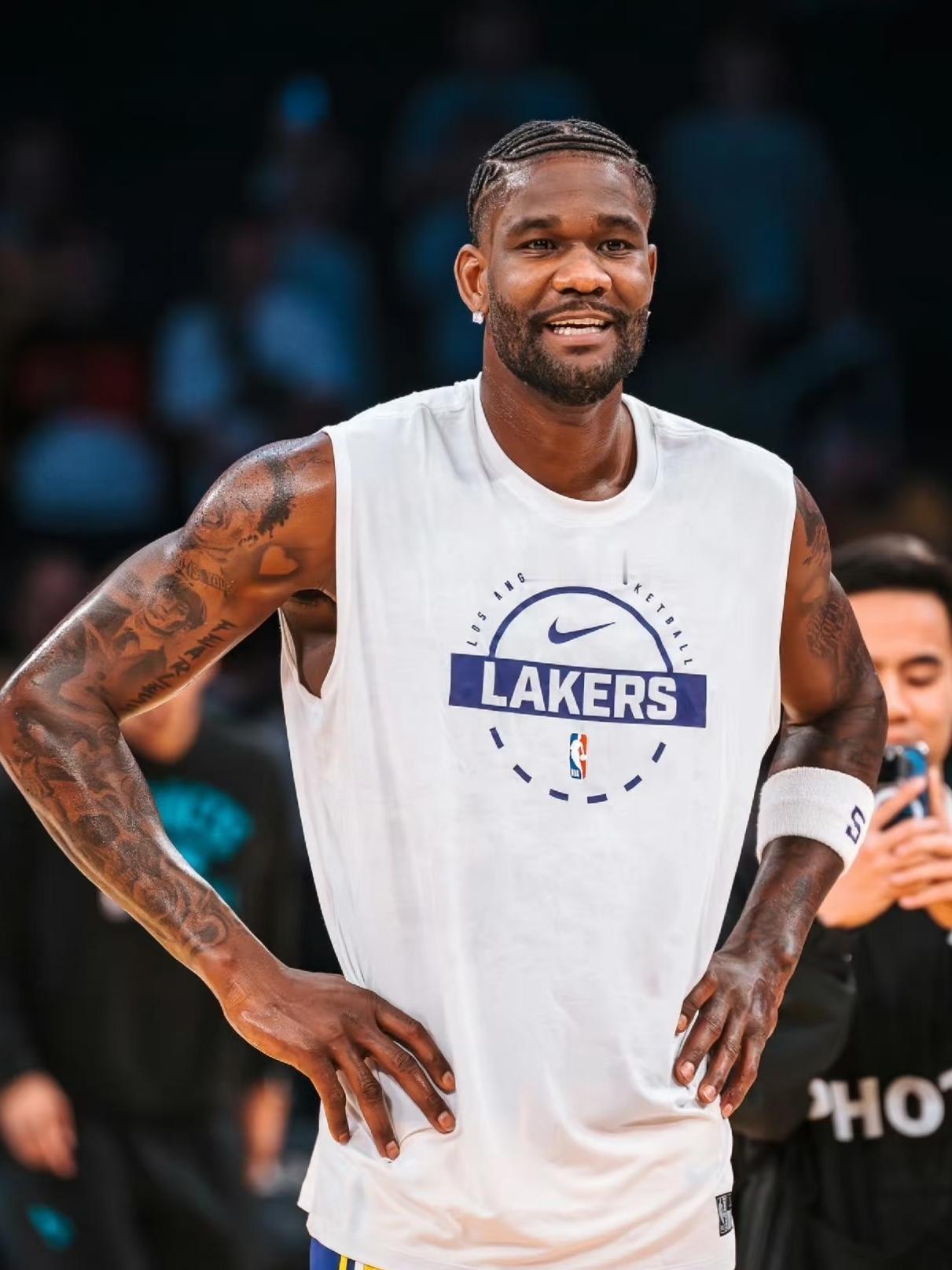 一、核心防守数据（生涯/近年）
 
- 生涯：场均10.2篮板、0.9盖帽；季后