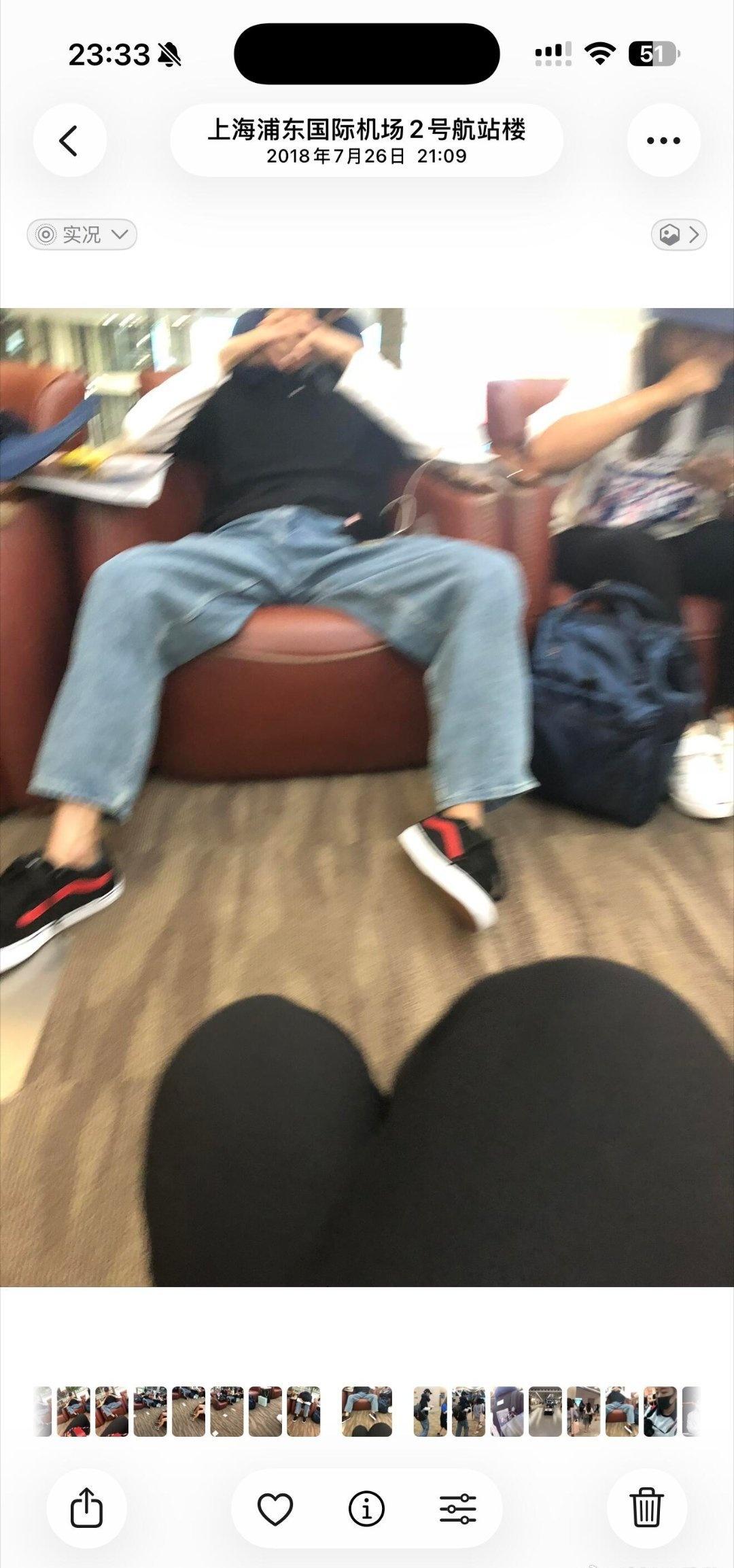 肖战18年在机场松弛感拉满，，，尤其是第一张 就这么水灵灵的被人拍下来了[舔屏]