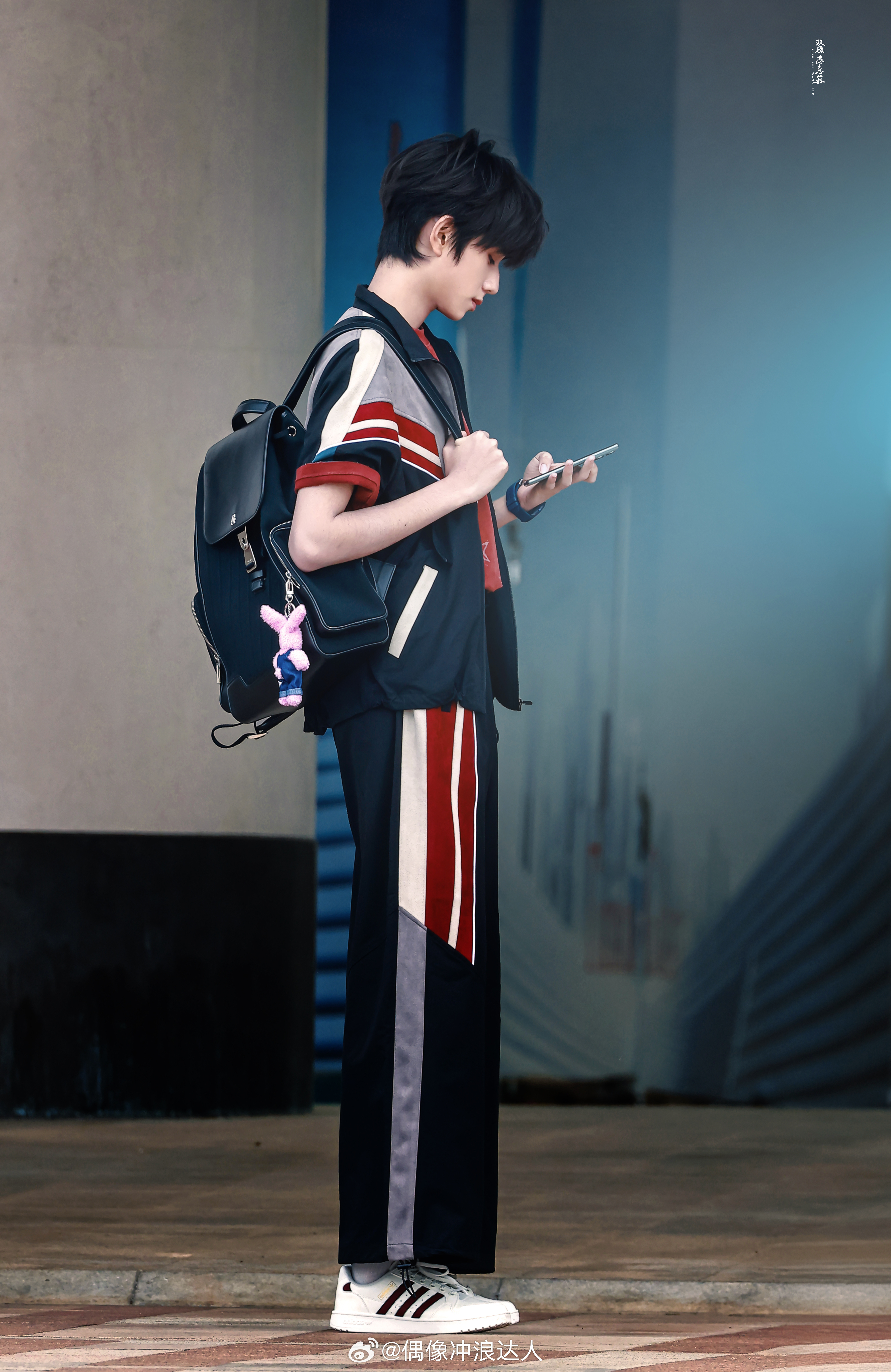 对王橹杰优越的身材比例有实感了。。占满半屏的腿。。好清爽运动风的付学长王橹杰腿长