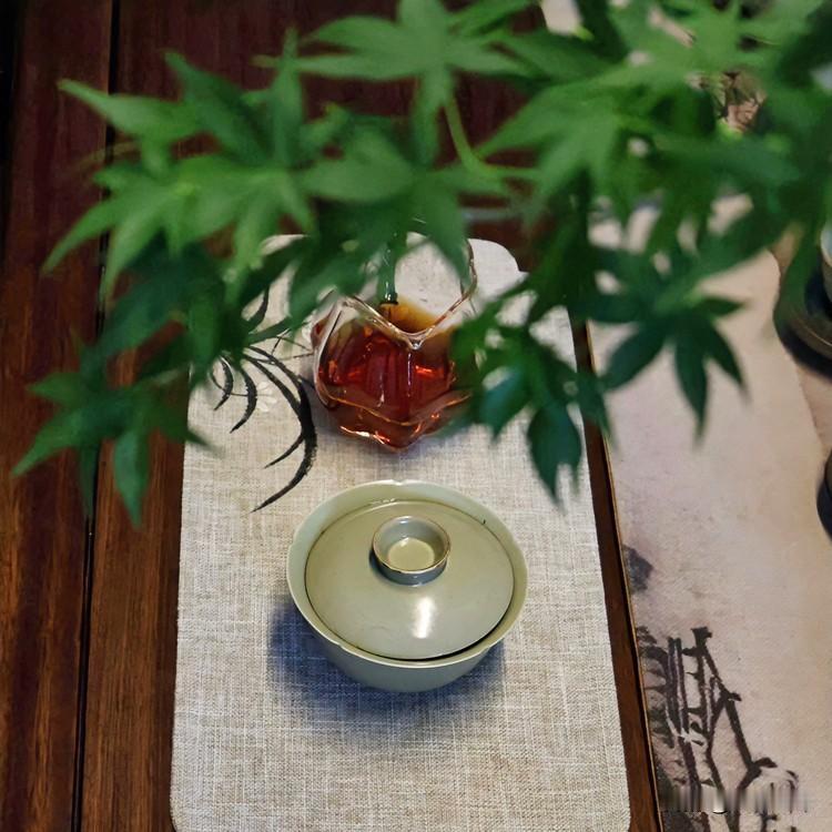 《器静悟禅·诗经变体》
取瓷于素室，列器于静盘。
茶烟初袅时，静意自玄玄。
器简