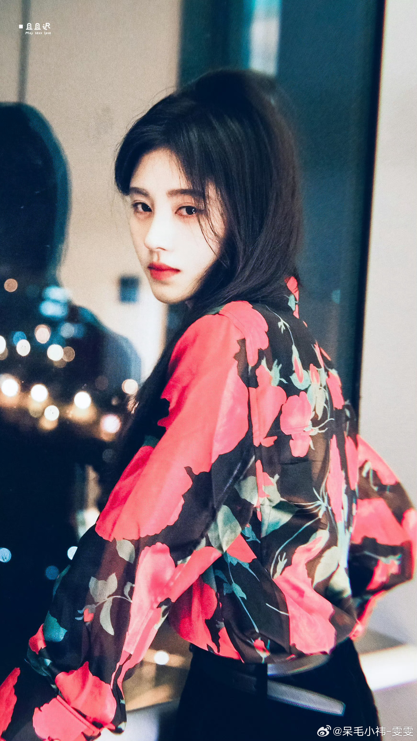 鞠婧祎[超话]  红色的老公[舔屏][舔屏] ​​​