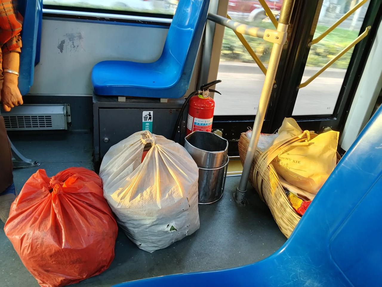 一大早坐公交车，好几个城郊的坐公交带自家产的农产品到市区小区卖，小区大概收3到5