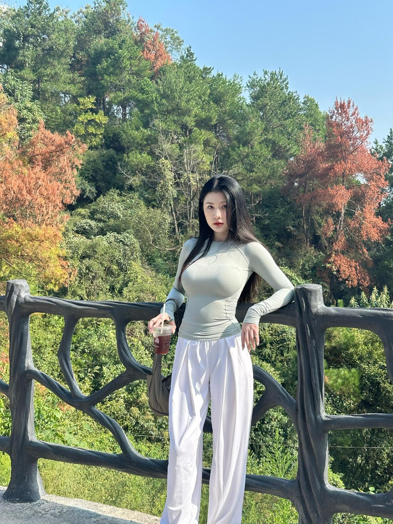 山行闲吟

文/朱珠
 
今儿没事逛山坳，手里冰咖冒凉泡。
先到高台凭栏靠，树色