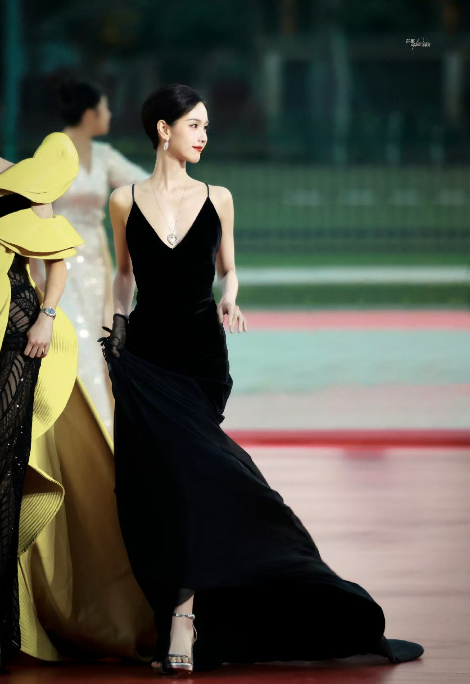 陈都灵金鸡奖红毯造型，越简单越美丽 