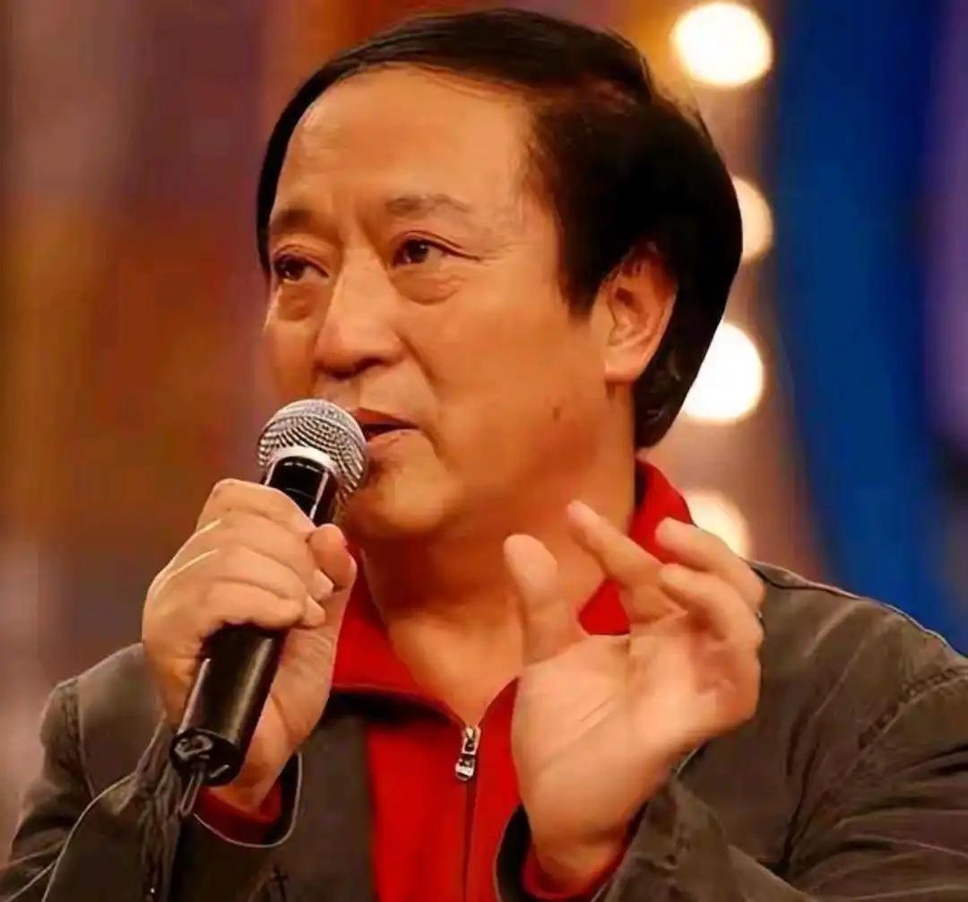 他曾是顶流笑星，坐拥鲜花与掌声，却因跨界经商，挂职县长等一系列选择，折腾得倾家荡