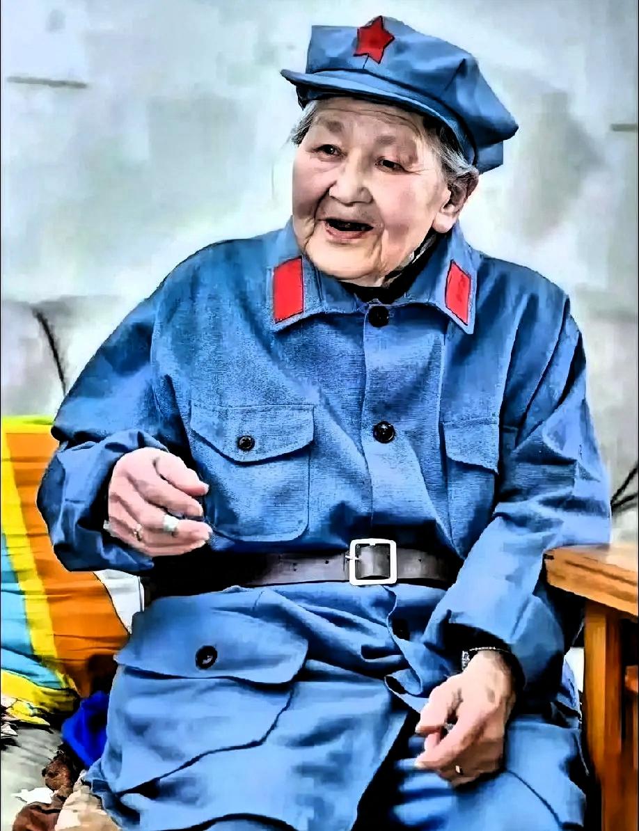 最后一位长征女将军，她原名叫王桂香，1岁父母双亡，5岁被送去当农奴，地主用绳子拴