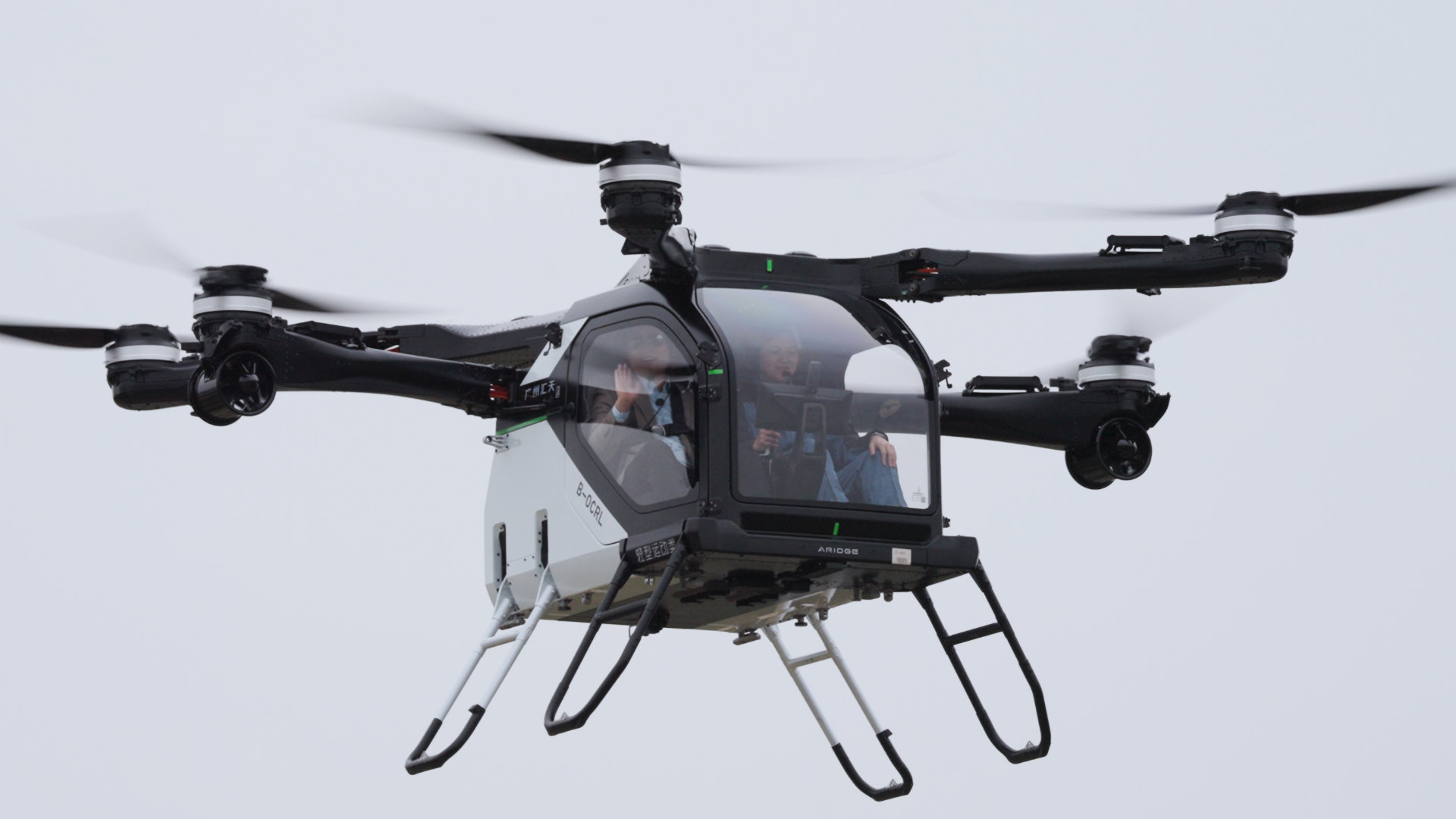 何小鹏坐飞行汽车降落年会现场何小鹏年会试飞陆地航母最酷年会出场方式来袭，小鹏汽车