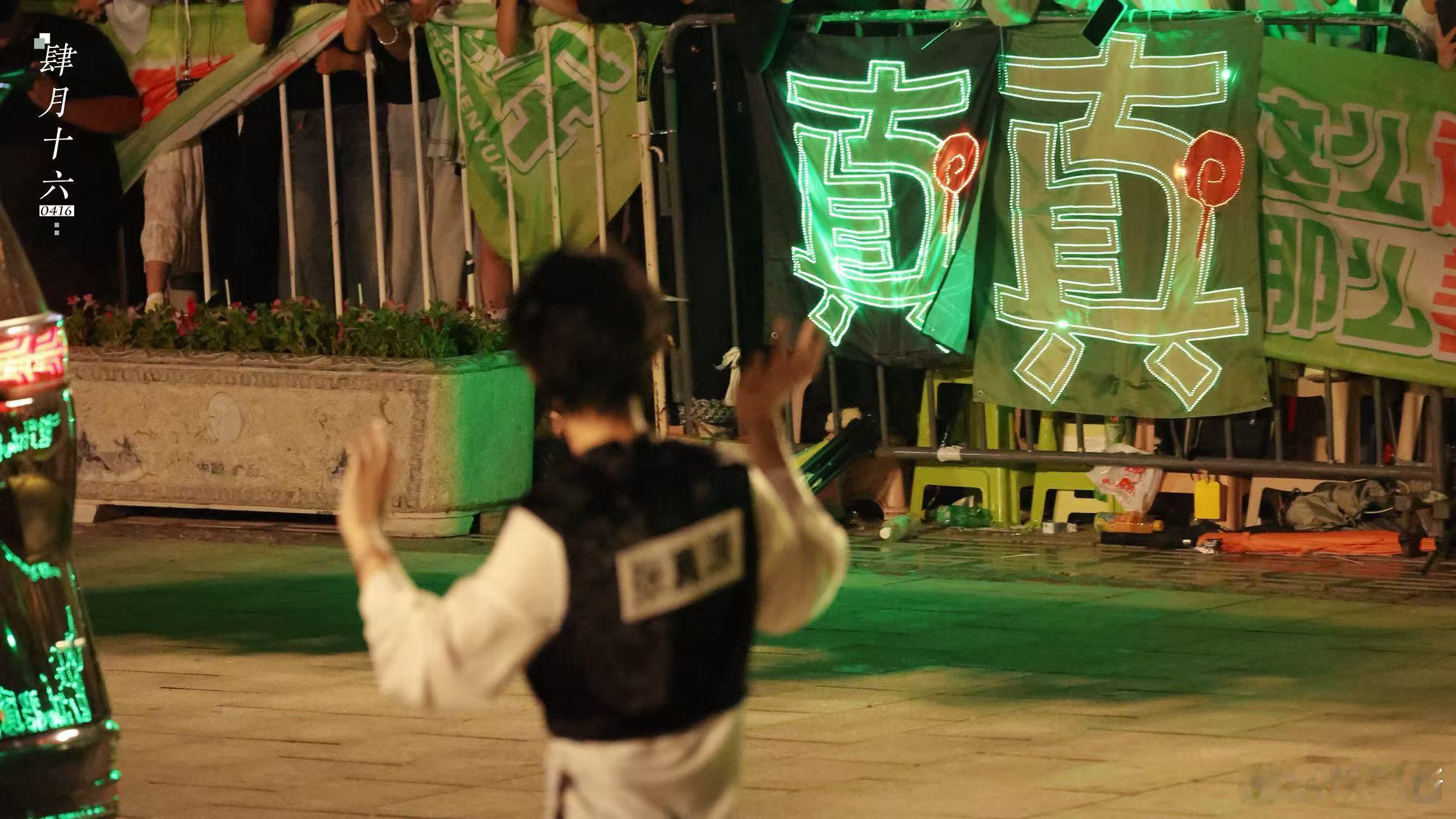 张真源跑男和粉丝打了好久的招呼奔赴千里只为见一面，好在他格外珍惜这份相遇，现场不