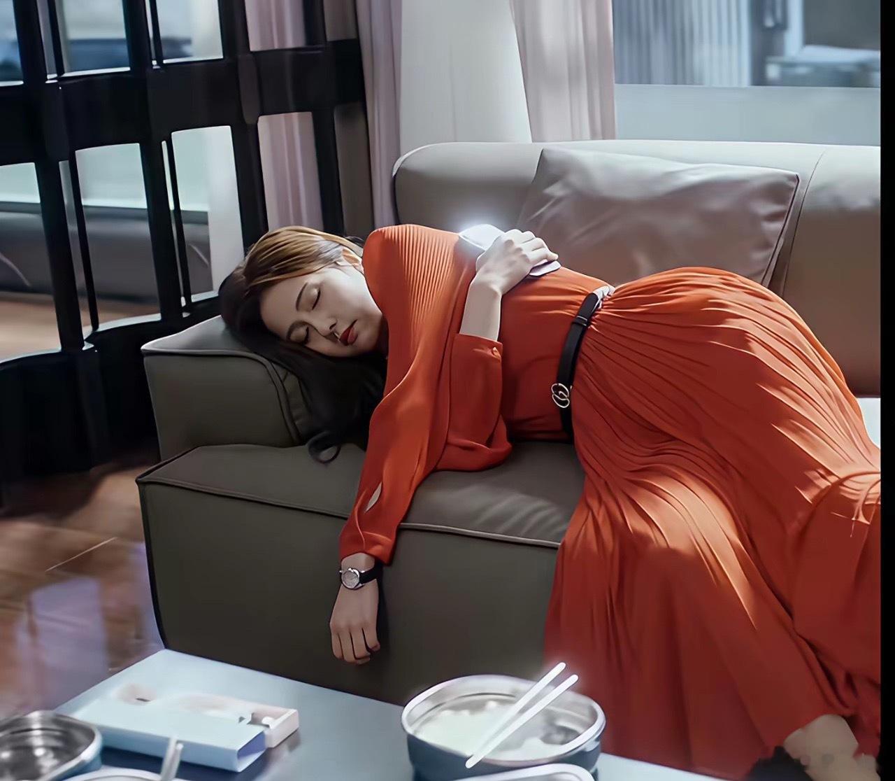 白鹿难怪翻车，《以爱为营》里的女主明明是很明艳美丽的的，结果被她演的这么土，毫无