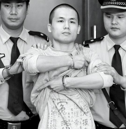 2013年，深圳市一民警李才坤被判死刑，拒不认罪，在面对记者镜头时，他突然掀起自