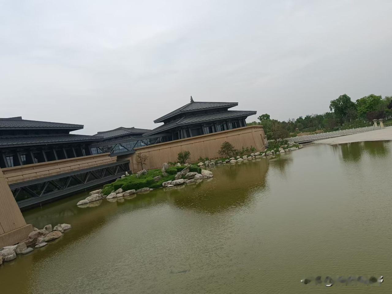 古风建筑与现代设计的完美融合，静谧的湖面倒映着历史的韵味古建筑中式美学 古风建筑