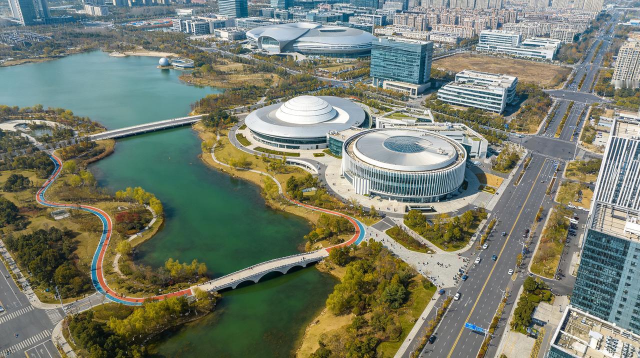 不要只堆砌宏大科研成果，海外受众更愿意看见鲜活的城市日常。一边讲人造太阳、量子计