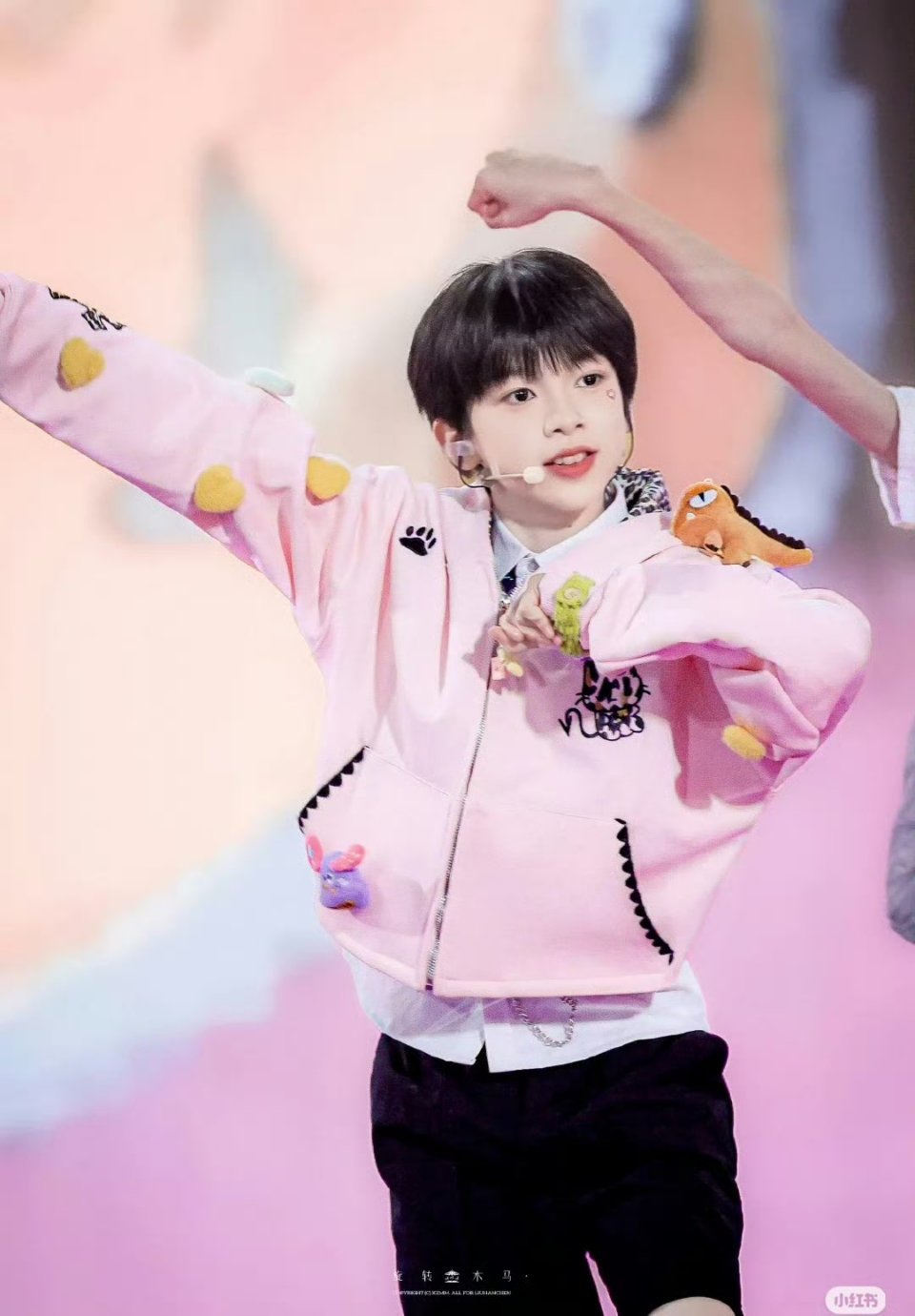 李飞真是造孽啊，这些小孩看起来就像是一二年级的小学生一样 