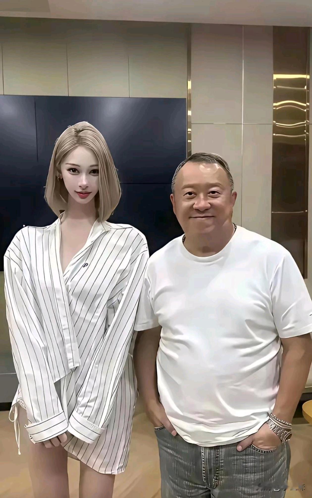 曾志伟估计头都大了，两个人都不在同一个图层，又不好意思拒绝合影