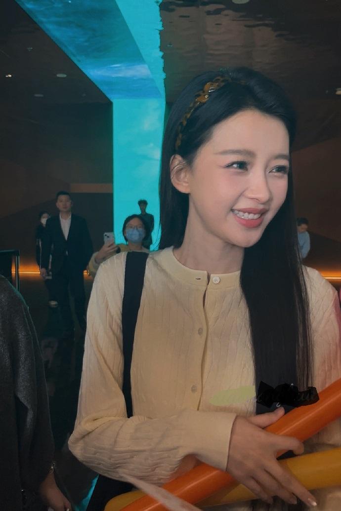 最近孙怡在录制浪姐的时候搭配的很显年轻，确实是很有魅力，像个年轻的少女。

孙怡