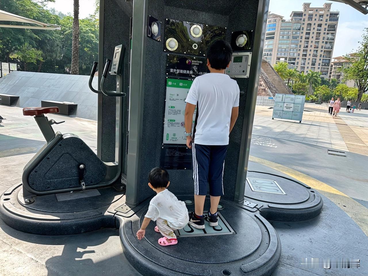 （1354）：孩子，早上好。这两天，天气转晴，妹妹弟弟终于可以出去玩啦，再也不用