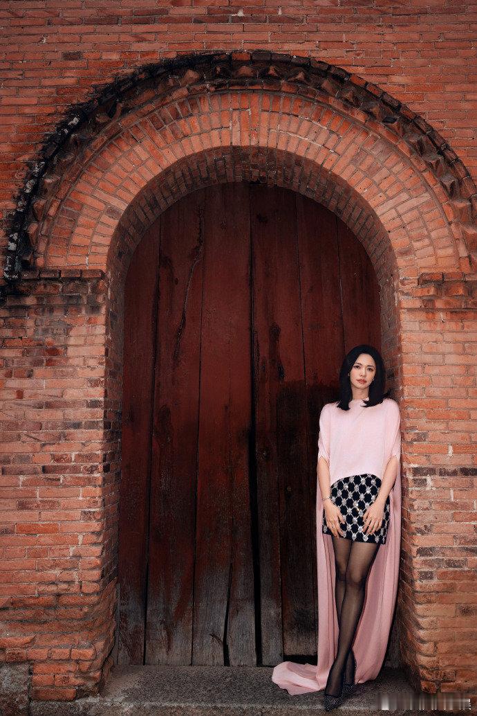 姚晨美成啥了 看到这组图才懂什么叫mommy级别的美，温柔大气又有力量感，粉色的