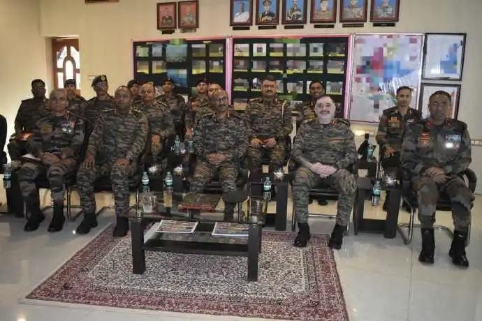 4月19日，据社交媒体报道，近日，印度东部军区新任司令视察印缅边境曼尼普尔邦。