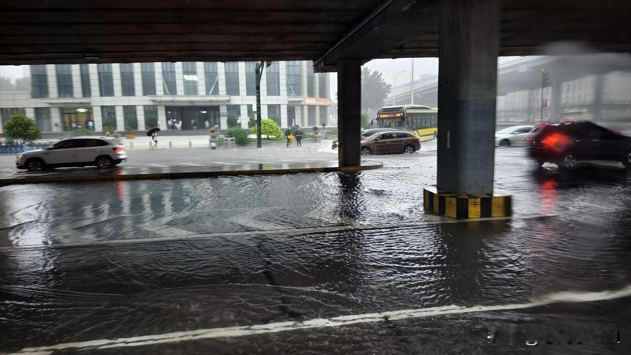 雨一阵一阵的夏日生活随记和兴路这面雨好大。