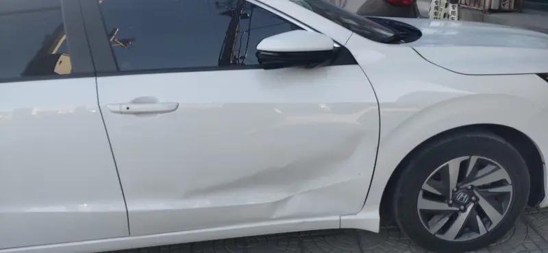 12月24日湖北武汉，女子发现自己停在店门前的车被划伤，前盖、侧门、尾杠等均有划