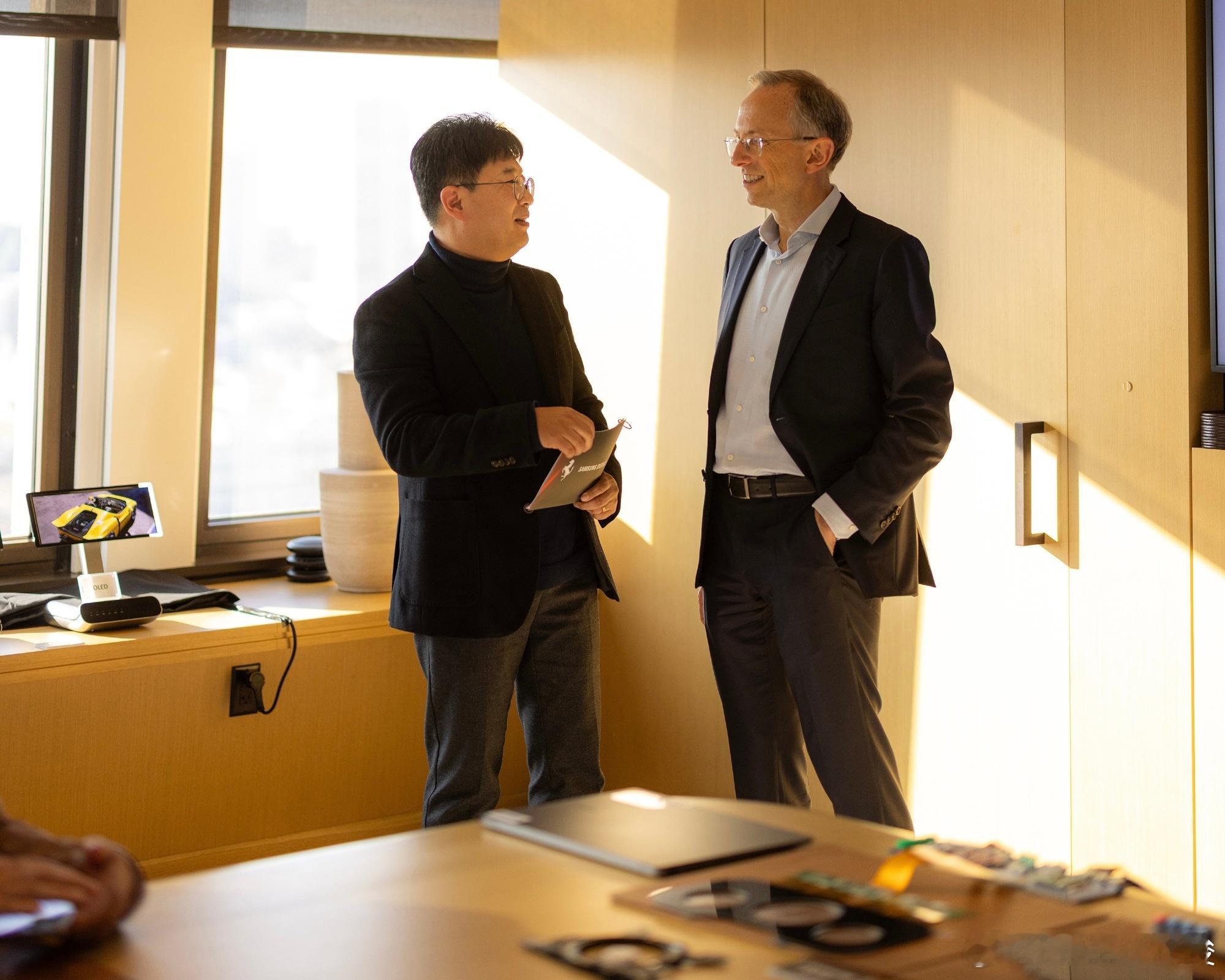 法拉利首款纯电车型内饰曝光法拉利×三星显示官宣合作正式落地！2月9日，法拉利纯电