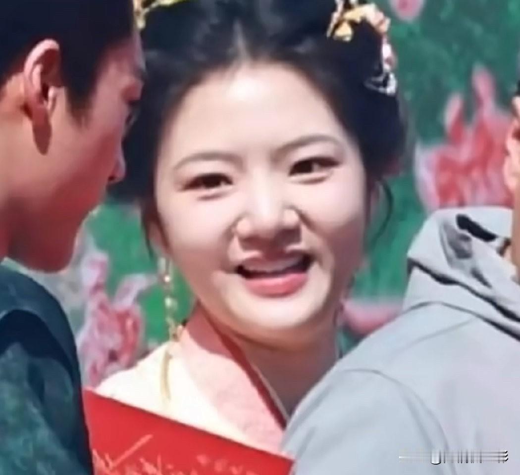 任敏在《良陈美锦》的古装造型直接丑哭一众观众，脸型圆润浮肿，钝感五官完全撑不起古