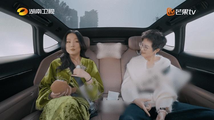 黄龄模仿李玟唱月光爱人开口跪 湖南卫视背后 黄龄回忆年少，称李玟是音乐偶像。现场