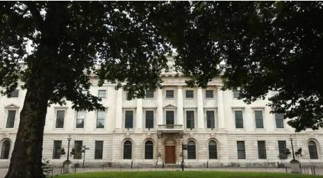 中国外交部发言人林剑表明，如果英国政府不批准中国在英国新建大使馆，中国将坚决维护