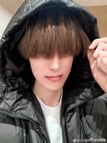 张泽禹 黑发回归 终于盼到张泽禹黑发回归啦自带滤镜，把他身上那种纯粹干净的少年气