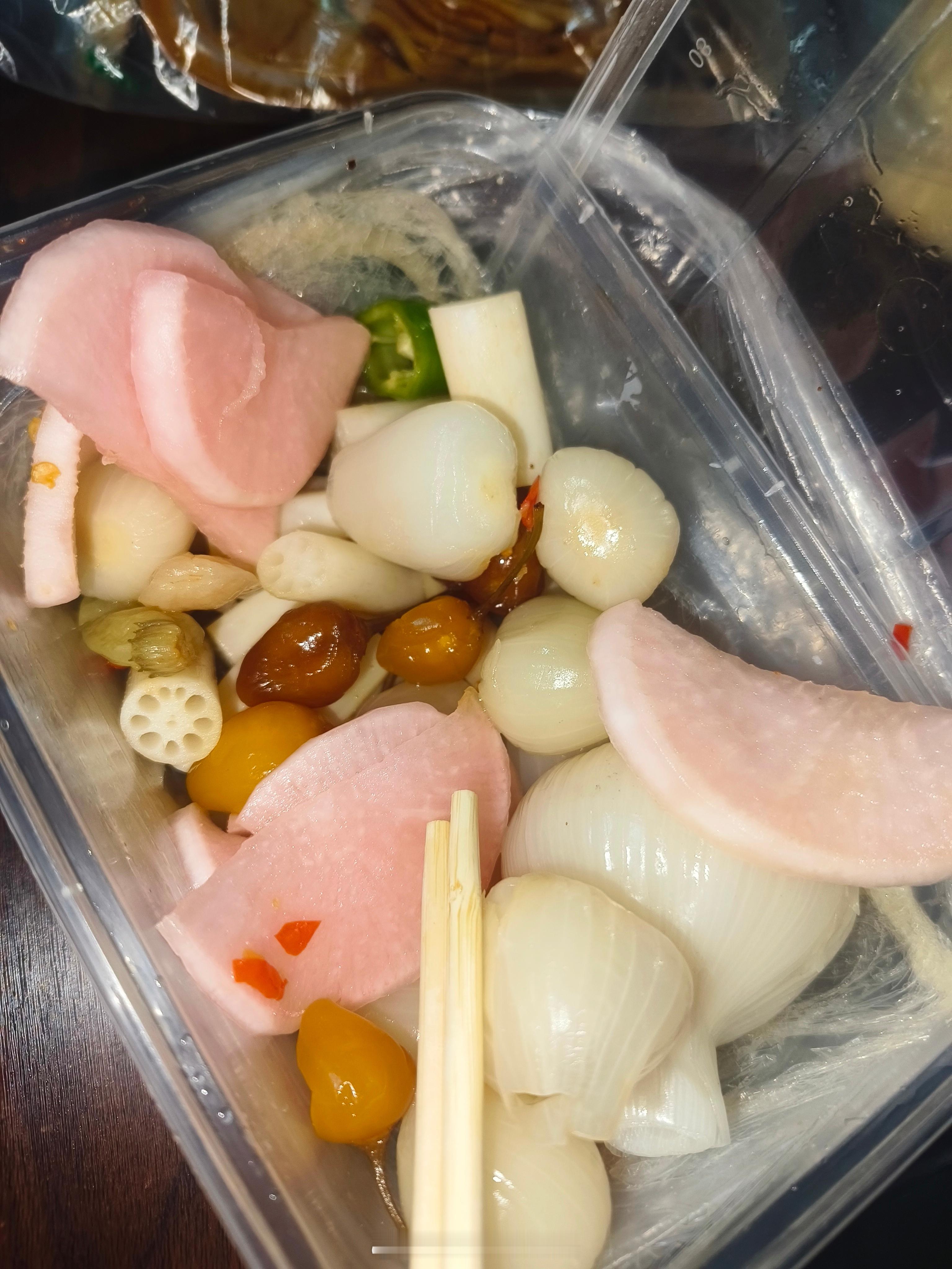 吃到了心心念念的酸嘢 偷偷藏了几颗辣椒在里面 吃着真爽！！！又脆又酸又辣大爱 