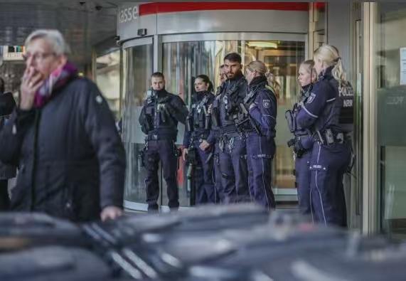 AFP通讯社30日报道，在德国西部的格尔森基尔亨，发生了从银行金库中盗取价值约3