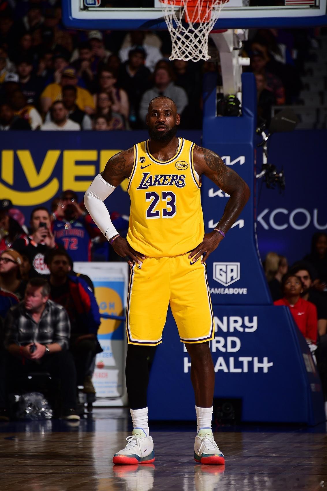 单核詹姆斯依旧能战！老詹拿到19分8板13助2断帮助湖人107比98击败火箭！湖