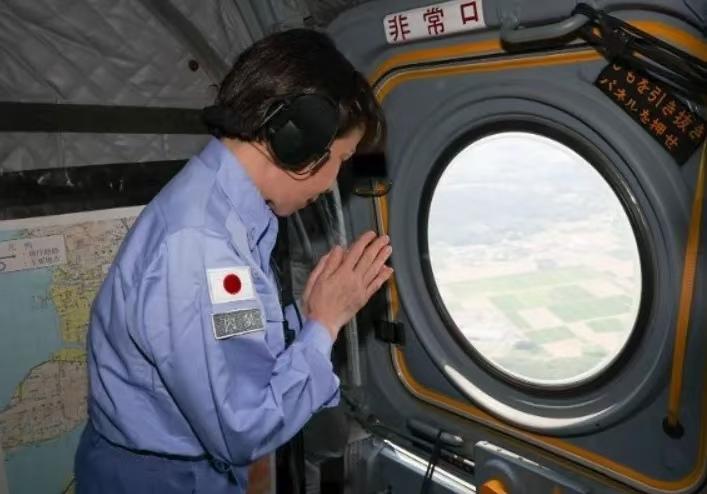 高市早苗在祈祷！日本熊本大地震后，时隔五天高市搭乘自卫队运输机飞往灾区视察。
