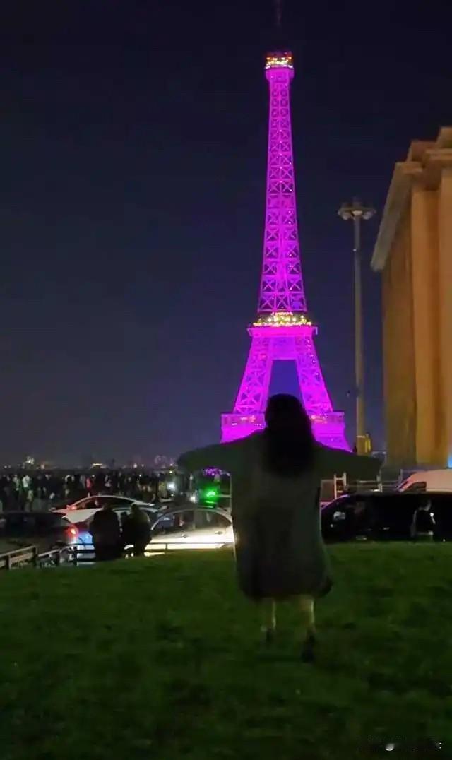 张馨予夫妇国庆飞法国旅行！晚上看埃菲尔铁塔，何捷拍照很有耐心。视频中的张馨予穿着