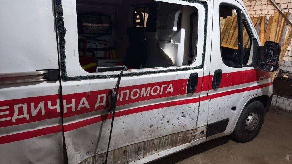 在赫尔松，俄罗斯军队用无人机袭击了救护车：司机和医士受伤11月16日晚，俄罗斯军