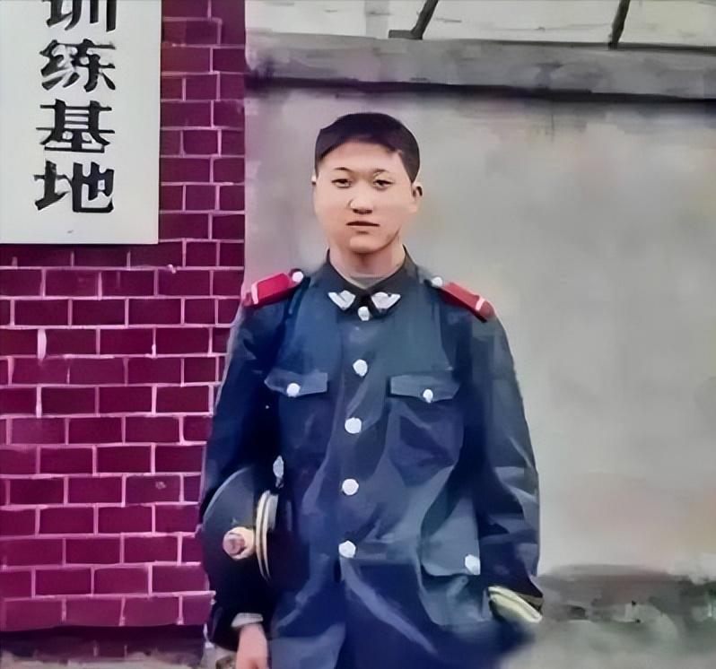 2006年的一个深夜，广东东莞市的一名18岁女孩被三个壮汉挟持。女孩被带上列车，