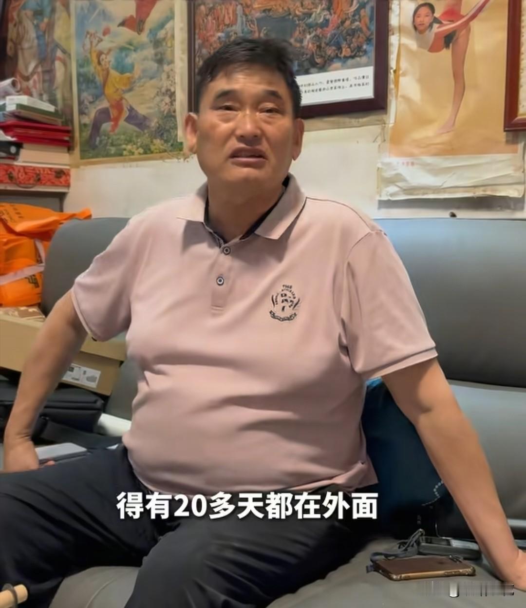朱之文说：“一个月三十天，得有二十多天都在外边。过去唱完歌还能回宾馆躺着，现在不