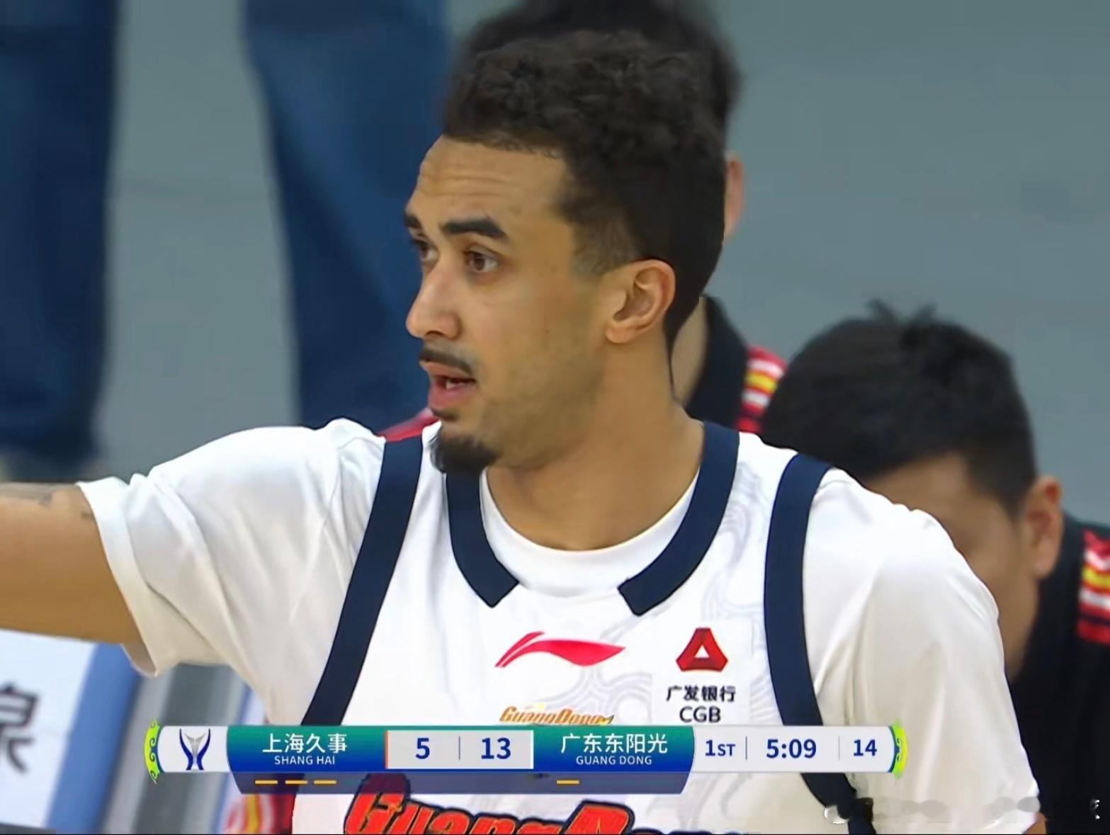 广东开局13比2领先上海，上海换上洛夫顿和弗格后，也打了一波12比2的高潮，第一
