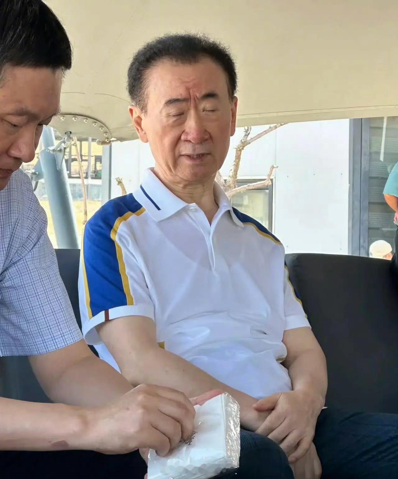 有网友在新疆克拉玛依偶遇王健林，根据今年8月最新发布的《新财富500创富榜》，王