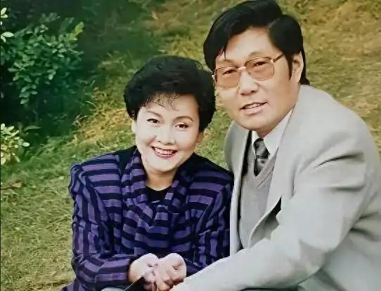 [太阳]下图是李谷一和丈夫肖卓能（开国大将萧劲光的儿子）的一张合影，摄于90年代