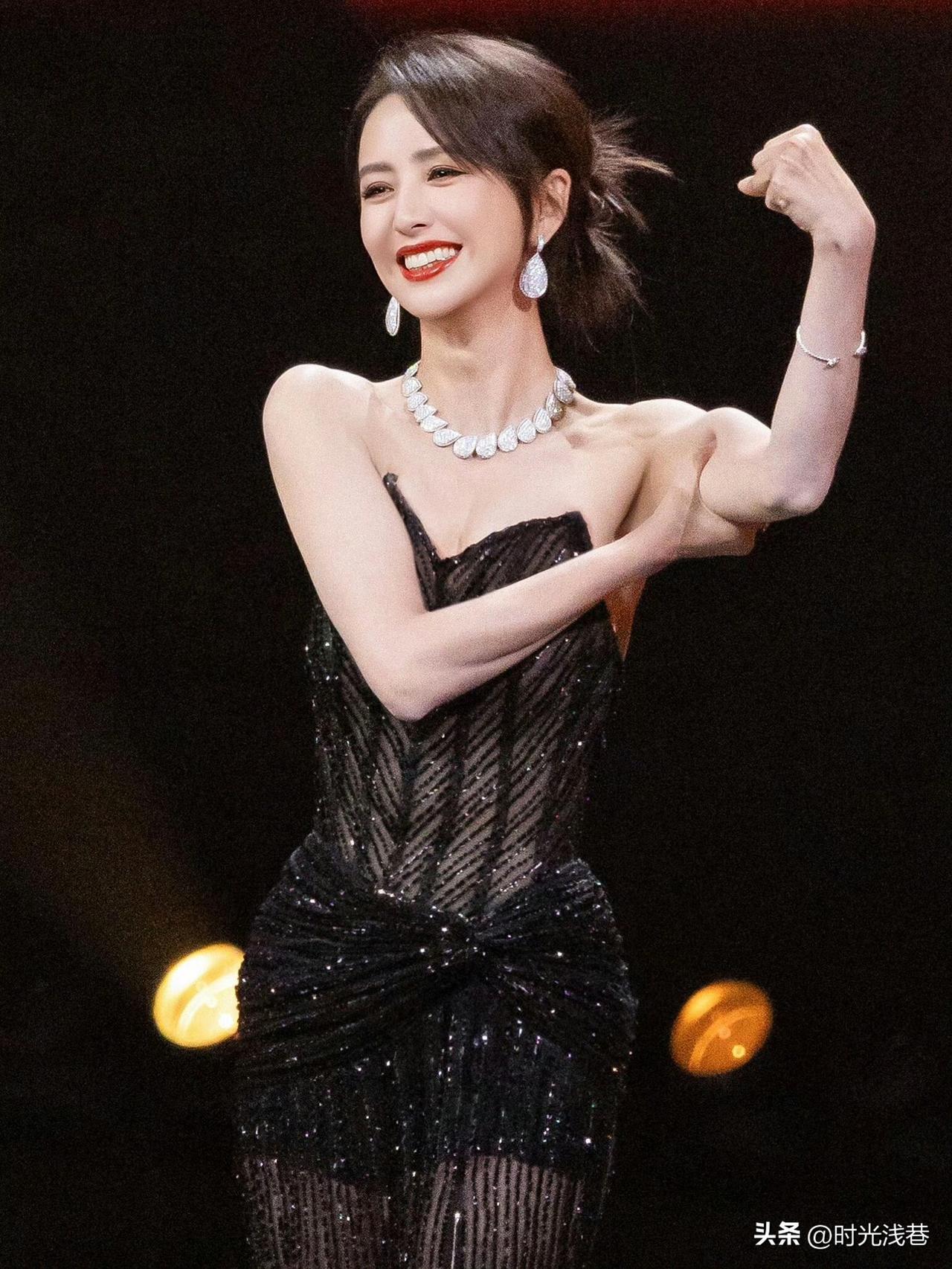 没想到大美女佟丽娅看起来柔柔弱弱，原来也有这么有线条感的肌肉啊！真是看到了她的另