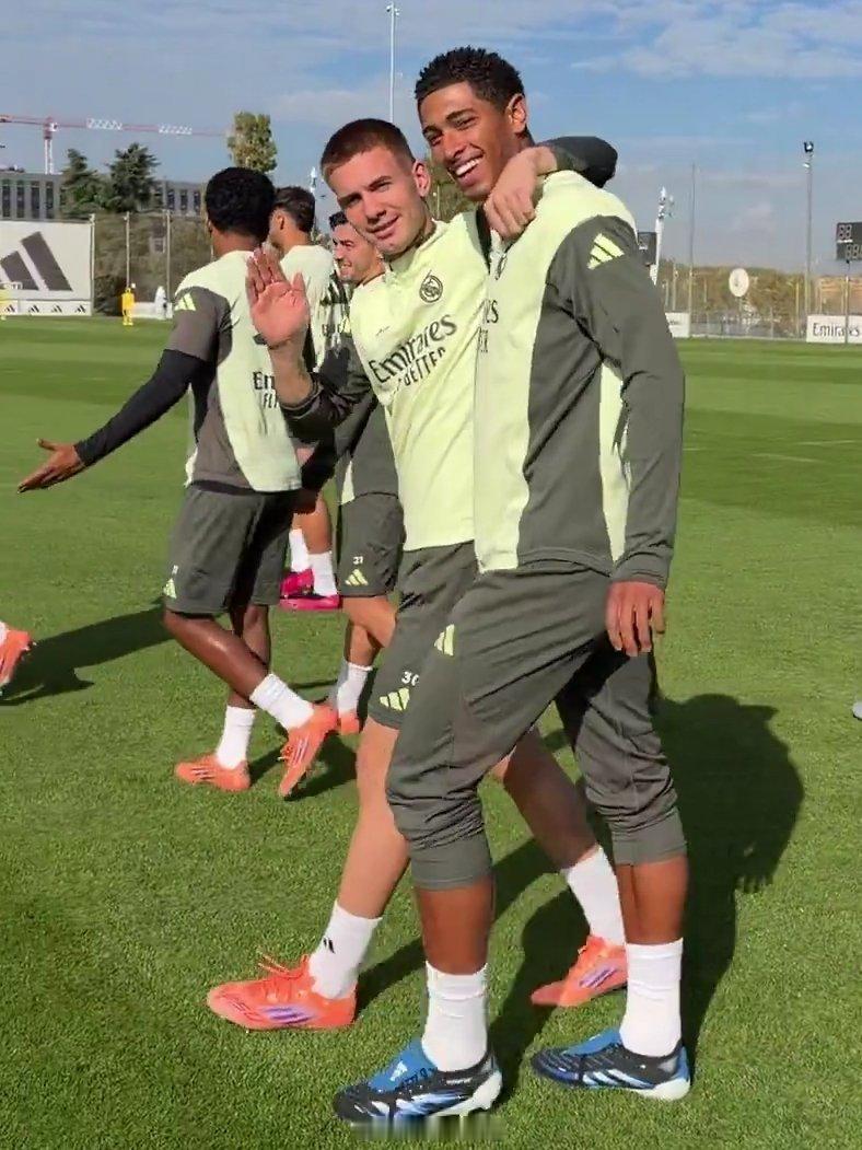 马斯坦托诺[超话] 替补和主力😄马斯坦托诺和贝林厄姆皇马 ​​​