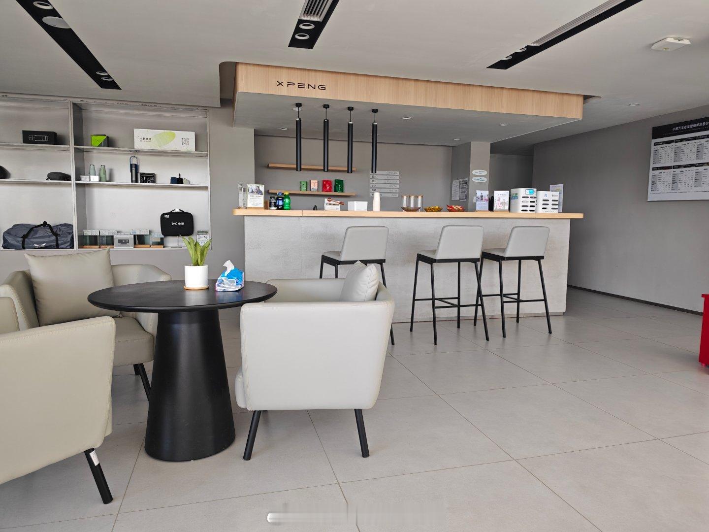 今天来小鹏做首保试驾了一下新款小鹏P7确实好帅好开