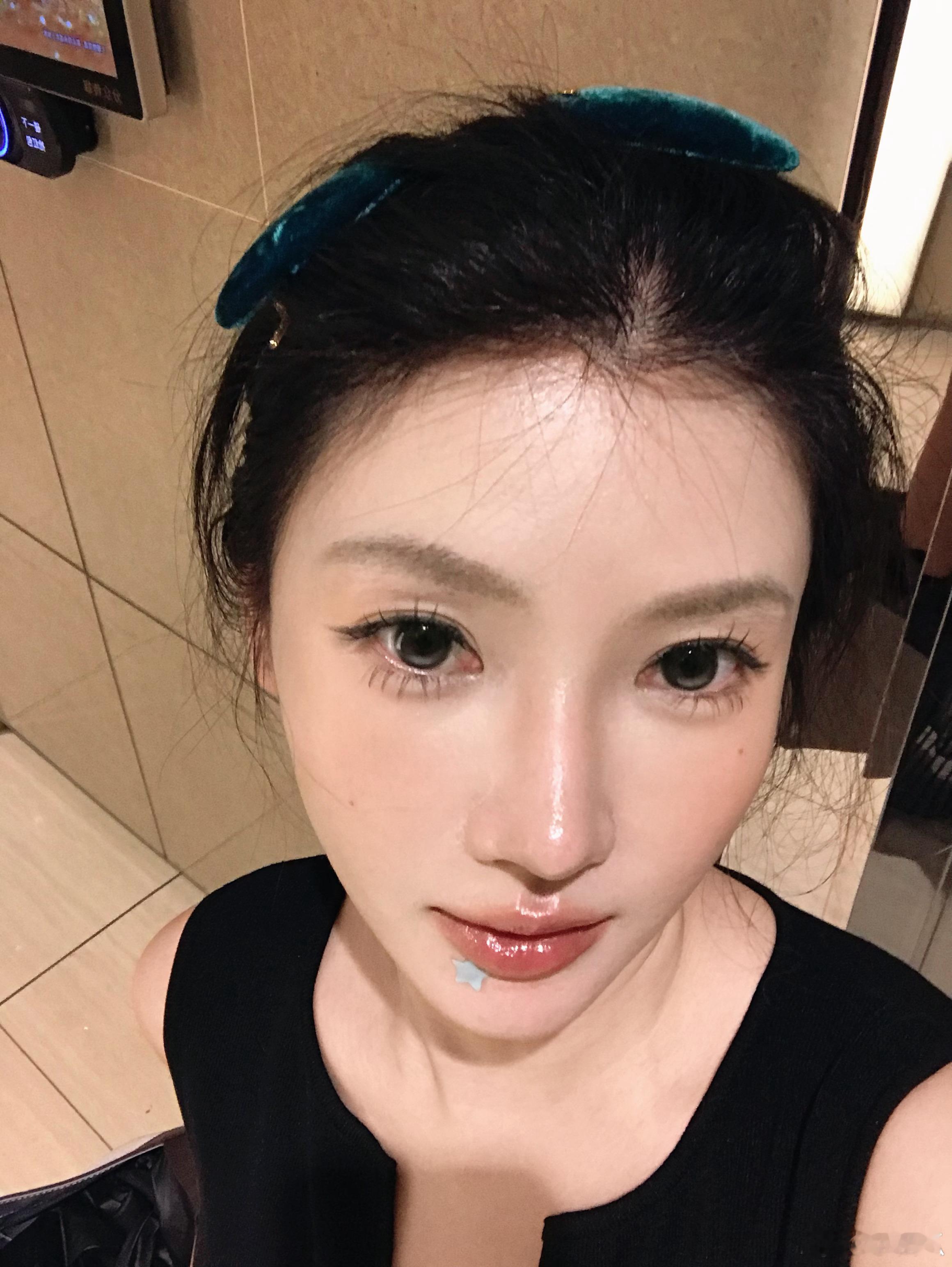 我之前买的这条裙子还挺上照的就是小个子会有点长到脚背的样子是针织的，但我感觉不怎