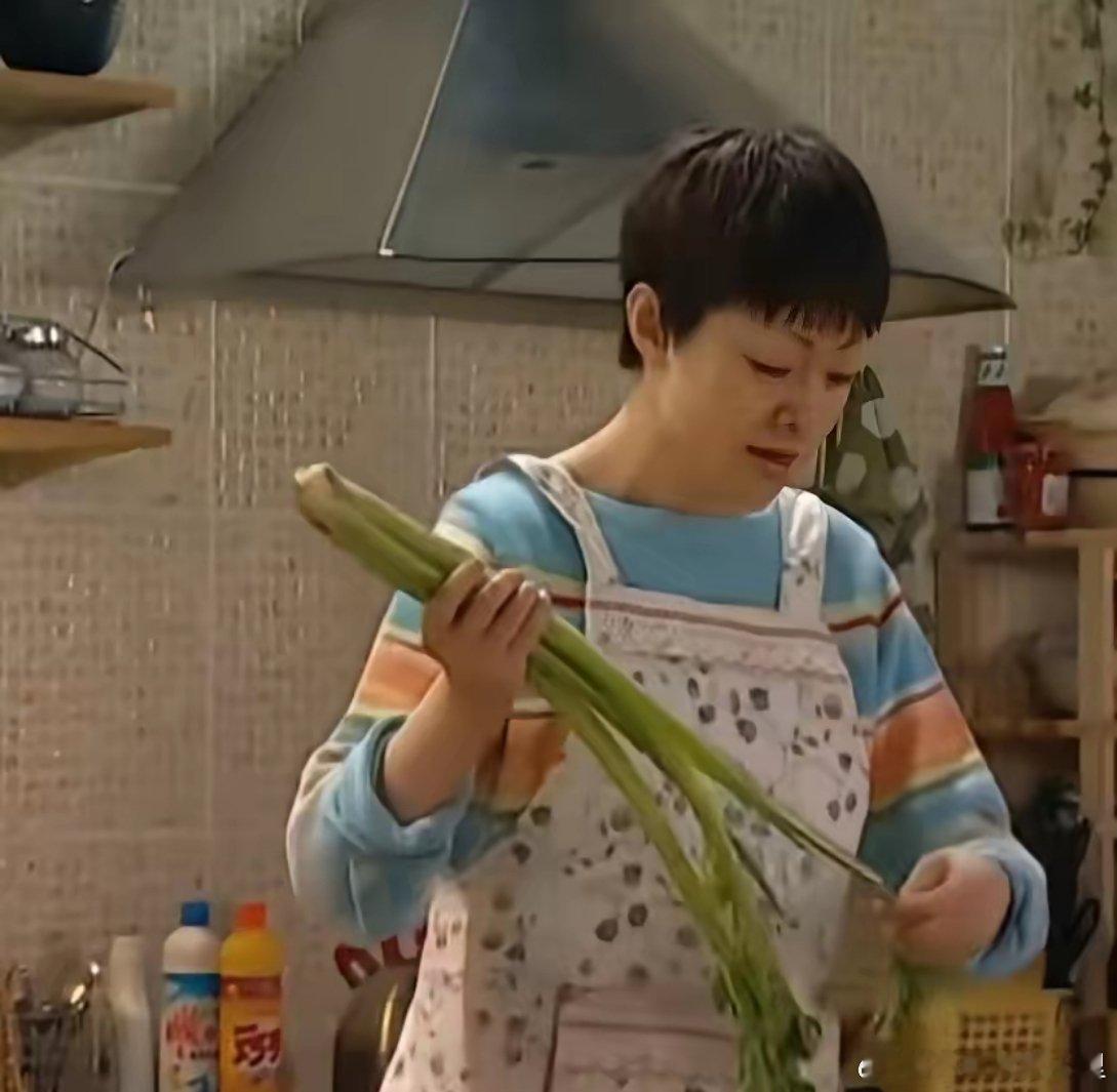 发现没有？《家有儿女》中，刘梅每次做饭，不是摘芹菜叶子，就是拿个小菜板切胡萝卜，