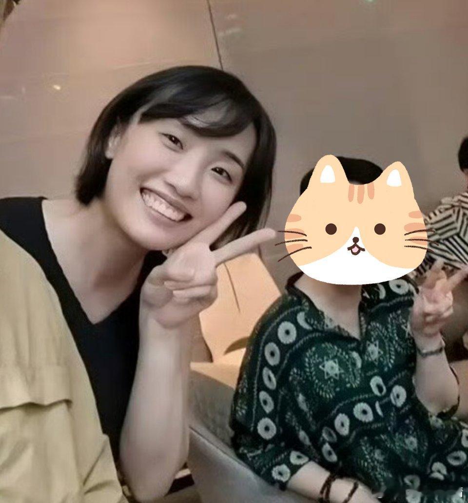 胡歌带老婆上海看房经纪人上位嫂子杰出代表，胡椒粉很羡慕吧，近水楼台先得月是一句真