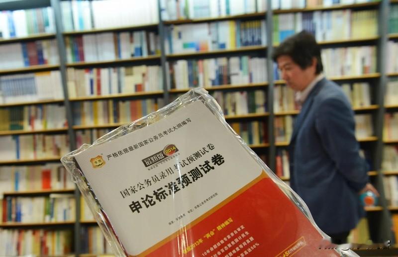 近期多省份公务员省考报名进入倒计时，甘肃、黑龙江等地有上百个岗位无人问津，基层法
